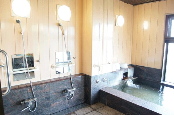 施設内にある大浴場の様子。シャワースペースが複数ある温泉のような雰囲気