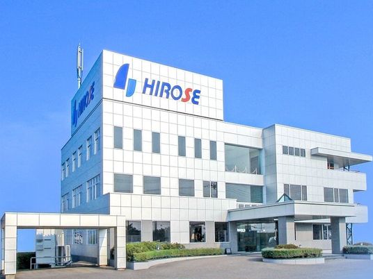 居室。窓際にベッドが置かれている