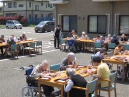 屋外ランチなど、日常に変化と楽しみをもたらす工夫を様々なシーンでこらしています。笑顔で豊かな人生を。