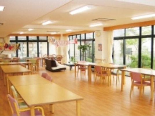 施設内観。ガラス張りになっていて明るい光が射し込んでいる