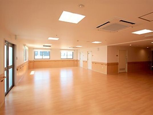 施設内の多目的ホール「ふれあいルーム」の様子。何も置かれていない広めの部屋