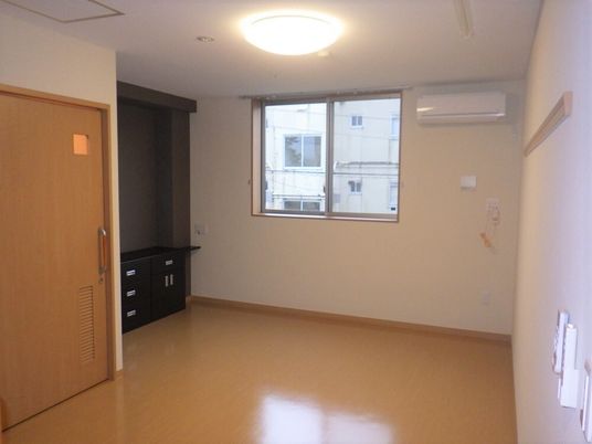 収納とトイレがついている施設内の居室の様子。ワンルームタイプの部屋