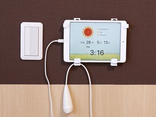 居室内に取り付けられているiPadの様子。会話ができる装置の写真