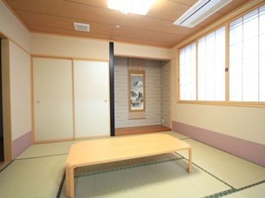 床の間が付いた本格的な和室。中央には大きなテーブルも付いている。