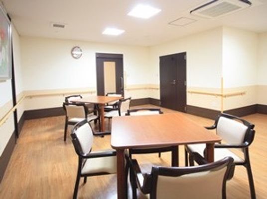 多目的室には2組のテーブルが置かれている。フローリングでシンプルなスペース。