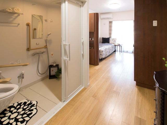 手前にトイレとバスルーム、奥のほうに心室がある部屋の様子。広めのワンルームの様子 小さなタイプのお部屋にもシャワースペースを設けています。お好きな時に汗を流せるのでストレスがありません。