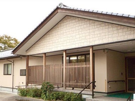 平屋建ての一軒家のような施設の外観。和の風合い漂う施設の外観写真