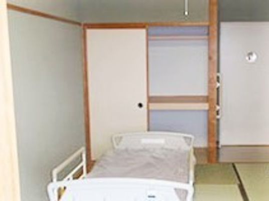 畳が敷いてある小さな和室の様子。ベッドが置いてある居室スペース