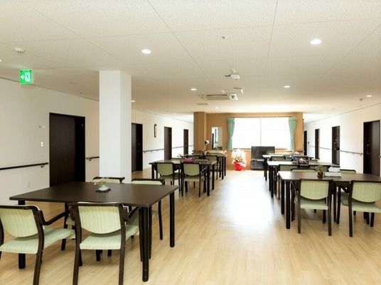 広めのホールに四人掛けのテーブルと椅子が並べられている施設内のリビング