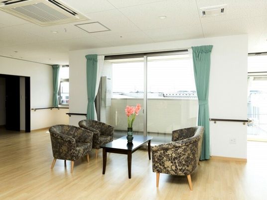 窓がある明るい空間にリラックススペースがある様子。施設内の設備の写真