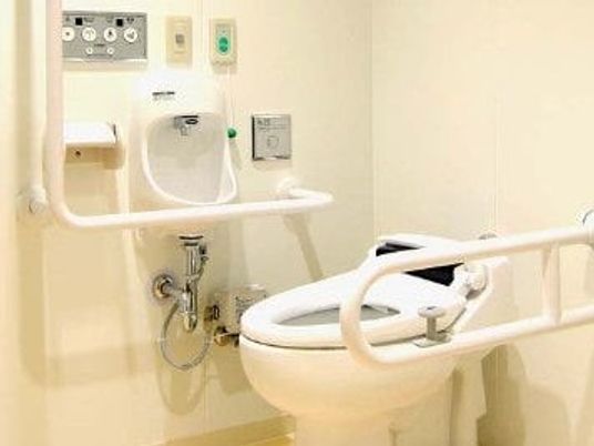 手すりが両側についている施設のトイレの様子。緊急コール付きのトイレ