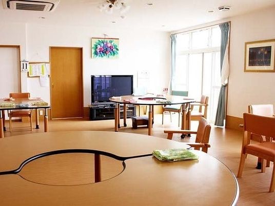 車座になれるタイプの机と椅子が並べられているリビング