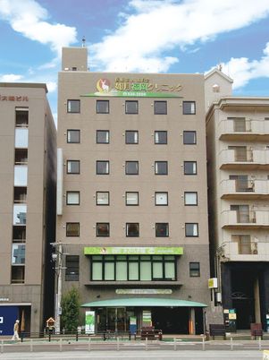 鉄骨造の背の高い建物の外観写真。住宅型有料老人ホームきさらぎ園大楠の外観写真