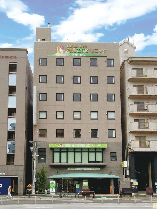 鉄骨造の背の高い建物の外観写真。住宅型有料老人ホームきさらぎ園大楠の外観写真