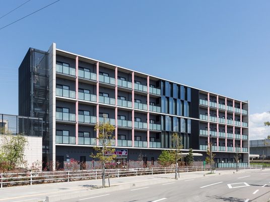 鉄骨造の建物の外観。サービス付き高齢者向け住宅朱鷺の苑かがやきの外観