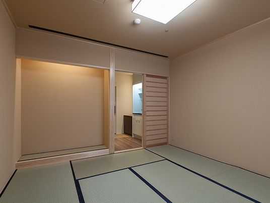 畳敷きの和室には床の間があり、引き戸を奥にはフローリングのフロアがある。