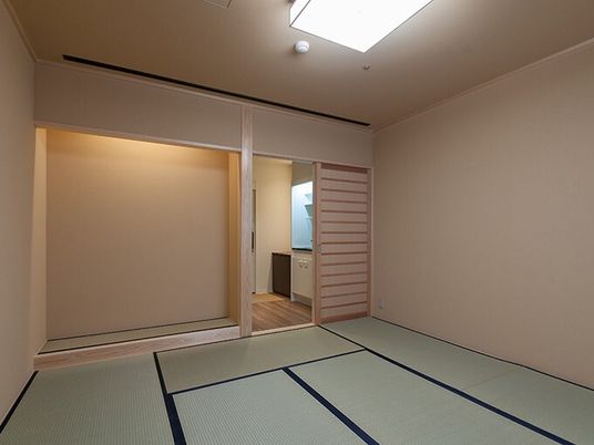畳敷きの和室には床の間があり、引き戸を奥にはフローリングのフロアがある。