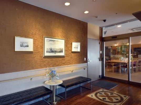 エレベーターホールにはベンチが二つ置かれ、花や絵画も飾られている。