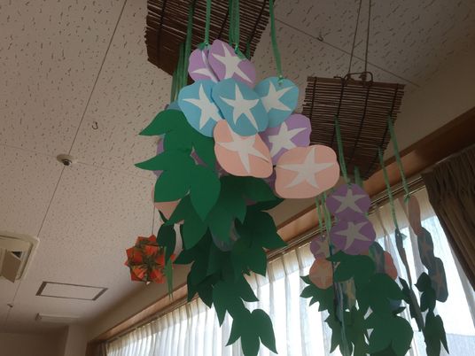 紙製の朝顔が天井からつりさげられ、夏の雰囲気を作っている。