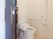 居室はトイレが設置されている。呼び出しボタンや手すりが付き、ドアは引き戸。