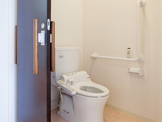 居室はトイレが設置されている。呼び出しボタンや手すりが付き、ドアは引き戸。