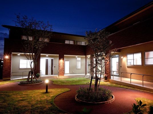 日が暮れた建物の外観は、庭などの外灯からうっすらと浮き上がって見える。