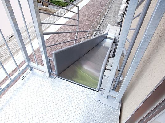 屋外には滑り台が設置され、災害時にはスピーディに避難ができるようになっている。