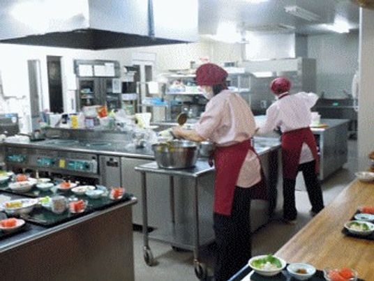 大型キッチンで食事を作っている様子。施設内にある業務用キッチン