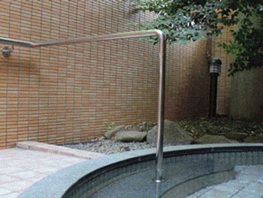 露天風呂を映している写真。手すり付きの安全性の高い浴槽が写っている