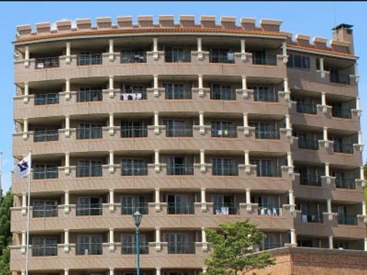鉄骨造の建物が写っている写真。個室が並んでいる大きな建物が写っている