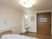 緊急通報装置が付いた部屋には介護ベッドや車いす対応の洗面所があり、大きなスライドドアが付いている。