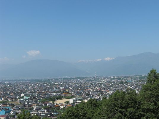 青い空の下、住みなれた街並みと山々を見渡すことができる。