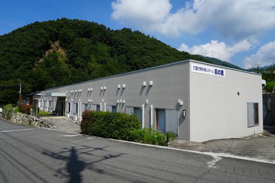 ごつごつした石に囲まれた本格的な露天風呂が設置された浴室。