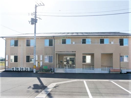 コーポのような大きさのスタイリッシュな外観。サービス付き住宅のケアビレッジ菜々月の外観