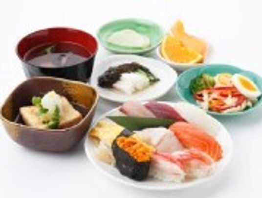 握り寿司や汁物、サラダ、タケノコの煮物、カットフルーツなどがそれぞれ器に盛られている。