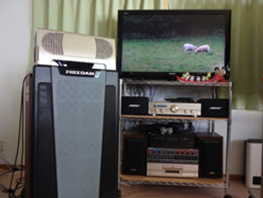 カラオケセットとテレビが隣同士にセットされている。