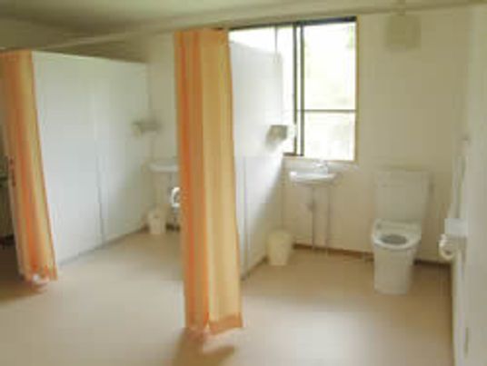 トイレが二つ並んでいて、それぞれのカーテンが付いている。