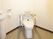 便器の両側に手すりが配置されているトイレの様子。広めのスペース