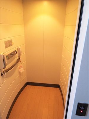 エレベーターの中を写した写真。施設内の設備を写したもの