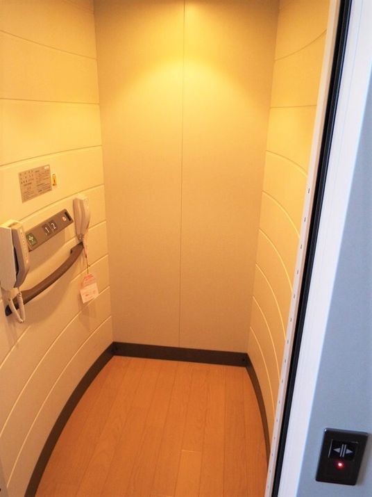 エレベーターの中を写した写真。施設内の設備を写したもの