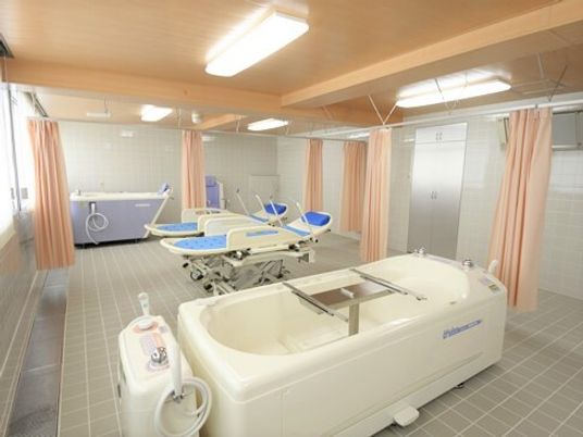 臥位浴対応型浴槽、その他介護浴槽が整えられている施設内の浴室