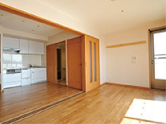 引き込み戸で用途に応じて空間をより広く使える居室です。ご自宅のように過ごしていただけるようキッチンも完備しています。