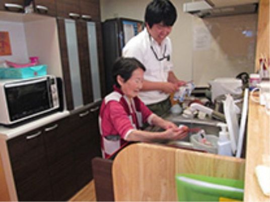 利用者とスタッフが一緒にキッチンに立ってお料理や皿洗いをすることも。家庭的で和気あいあいとした住まいです。