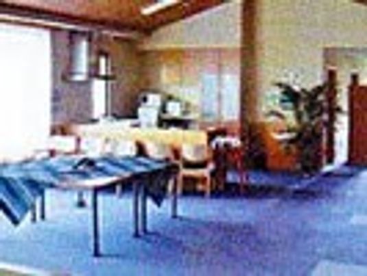木のぬくもりを感じられる施設内の様子。リビングスペースの写真