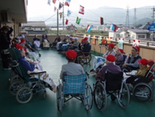 多くの高齢者が集まって運動会を開催している様子。施設の一角