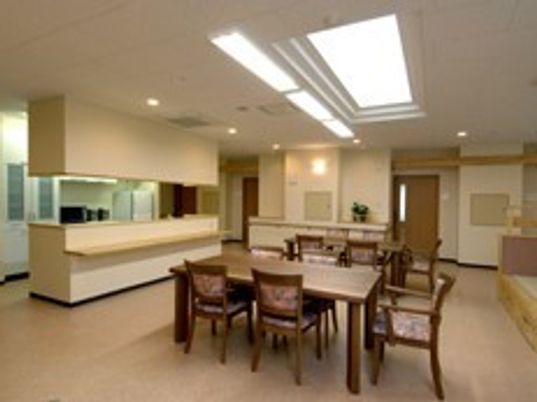 施設内の一角の写真。共有スペース椅子と机が並んでいる