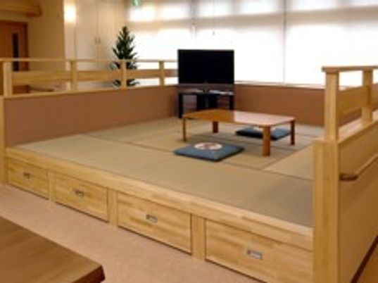 和室らしきスペースが写っている。テレビとちゃぶ台が見える