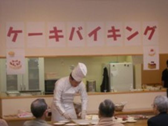 イベントでケーキバイキングをしている様子。高齢者が座っている