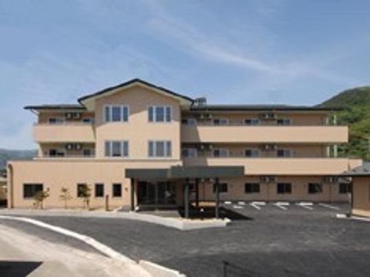 施設らしい建物が写っている写真。駐車場があるのが分かる