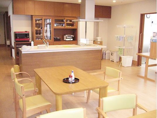 リビングスペースのようなところ。暖色の薄いブラウンで統一されている。